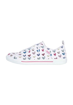 Zapatillas de lona blancas con patrones multicolores de corazones, diseño de cordones, suela de goma blanca y logo de BOBS en rosa en un costado.