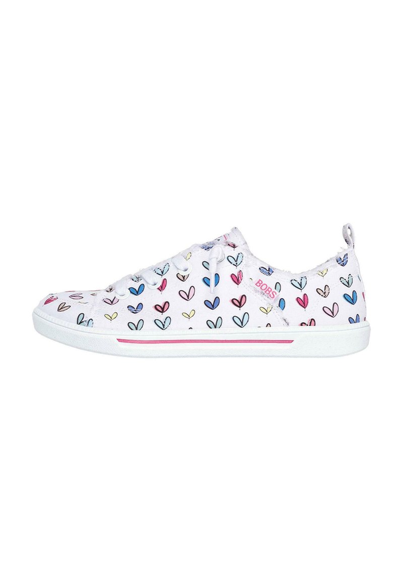Zapatillas de lona blancas con patrones multicolores de corazones, diseño de cordones, suela de goma blanca y logo de BOBS en rosa en un costado.