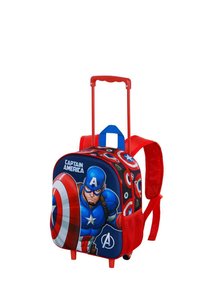 Mochila rodante roja con un gráfico en 3D de Capitán América, acentos azules, diseño del escudo, correas ajustables dobles y un asa resistente.