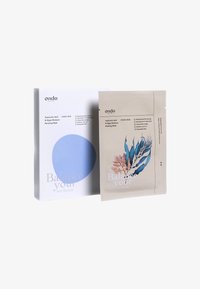 Förpackning av fuktgivande mask med hyaluronsyra och alger; vit låda med blå cirkel och beige påse med blå och korallfärgad algdesign.