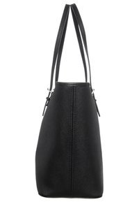 Sac à main noir avec un design structuré et angulaire. Fabriqué en matériau texturé, il dispose de deux poignées et d'accents de quincaillerie minimalistes.