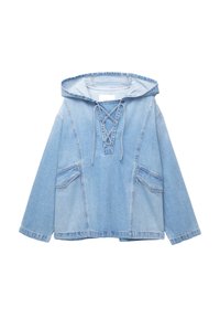 Hoodie in denim azzurro, caratterizzato da una chiusura con lacci davanti, tasche ampie e una vestibilità comoda. Il design include maniche larghe e un cappuccio con cordino.