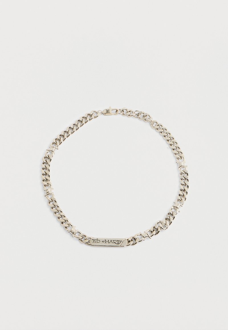Ασημένια αλυσίδα με ορθογώνια πλακέτα χαραγμένη με τη φράση «ED HARDY» σε απλό λευκό φόντο.