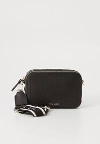 Portafoglio in pelle nera di forma rettangolare, con chiusura a zip, dettagli con logo e una tracolla a strisce removibile.