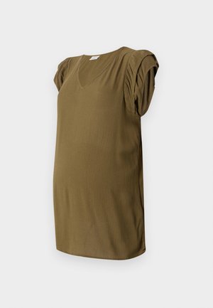 Oliwkowa bluzka ciążowa z dekoltem w kształcie litery V, plisowanymi krótkimi rękawami i fakturowanym materiałem. Luźny krój z zaokrąglonym dołem.