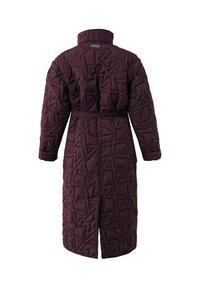 Cappotto lungo trapuntato di colore viola scuro, con cuciture geometriche, vita accentuata da una cintura, collo alto e spacco sul retro, mostrato da dietro su sfondo bianco.