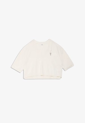 Krémovo biely krátky pletený top s rukávmi dĺžky ku lakťu a jemnou malou výšivkou na ľavej hornej časti hrudníka.