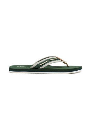 Infradito verdi con un plantare testurizzato, cinghie bicolore e un accento metallico decorativo. Presenta una suola in gomma bianca.