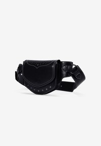 Riñonera de cuero negro con una solapa curva y detalles recortados, costuras en contraste blancas y una correa ajustable.