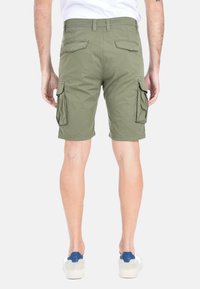 Shorts cargo verde oliva con molte tasche laterali, tasche posteriori e taglio dritto. Realizzati in tessuto resistente, adatti per un abbigliamento informale.