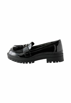 Sort skinnende loafer med chunky sål og kvast detalje, sidevisning på hvid baggrund.