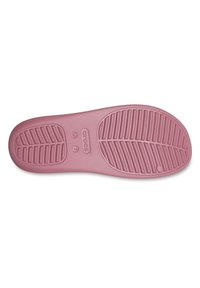 Růžová gumová podrážka boty s texturovaným vzorem a ventilačními otvory; obsahuje logo a označení velikosti "W7". Hladký, lehký design.