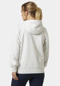 Sudadera gris claro con capucha, de mangas largas y puños acanalados. Textura suave con un ajuste relajado, mostrando costuras y detalles de puntadas mínimos.