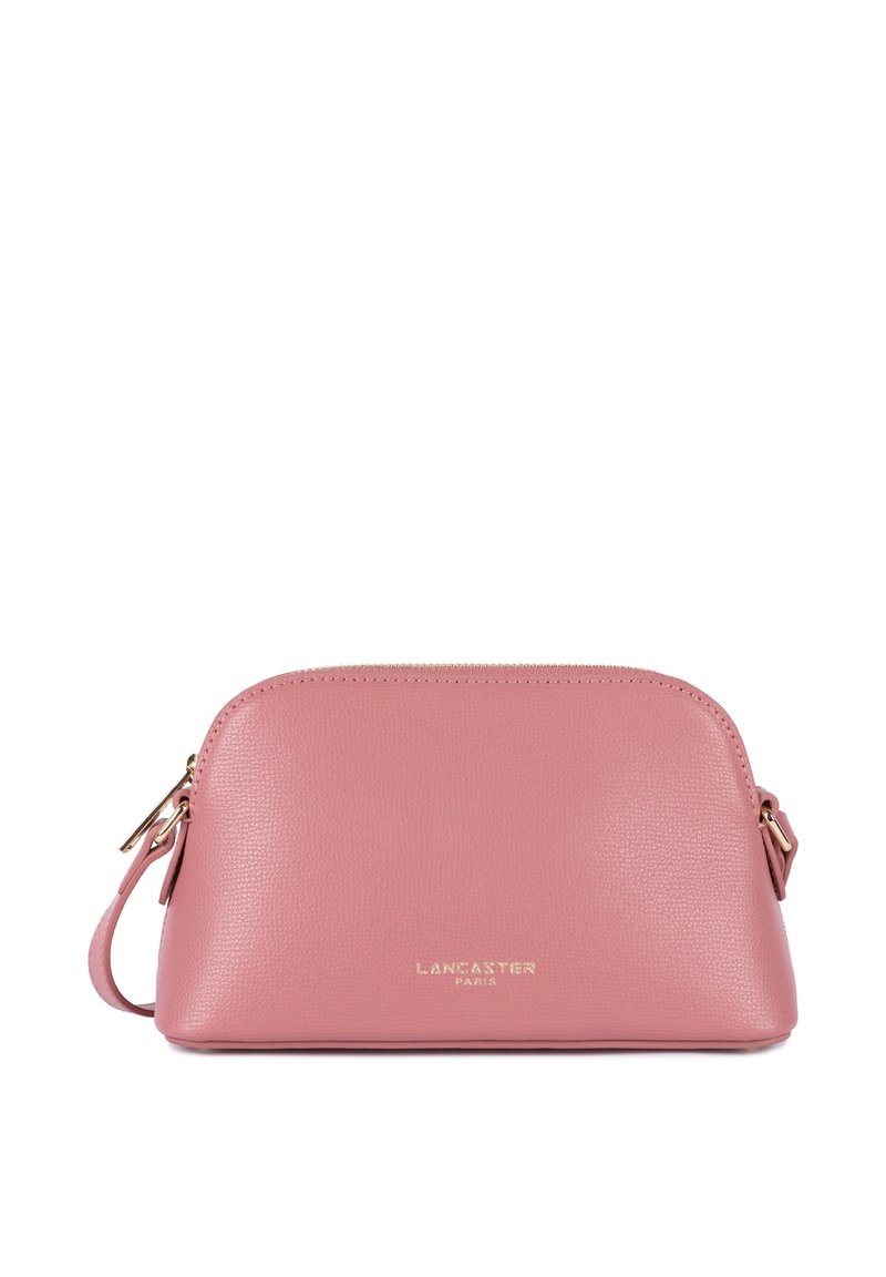 Borsa in pelle rosa con parte superiore arrotondata, dettagli in metallo dorato e chiusura a zip. Presenta una tracolla removibile e il logo del marchio impresso sul davanti.
