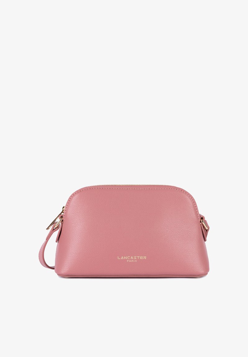 Borsa in pelle rosa con parte superiore arrotondata, dettagli in metallo dorato e chiusura a zip. Presenta una tracolla removibile e il logo del marchio impresso sul davanti.