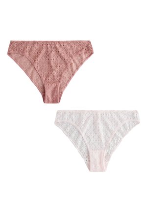 Dwa damskie majtki bikini z koronkowym wzorem, jeden w kolorze pudrowego różu, drugi w jasnoróżowym na białym tle.
