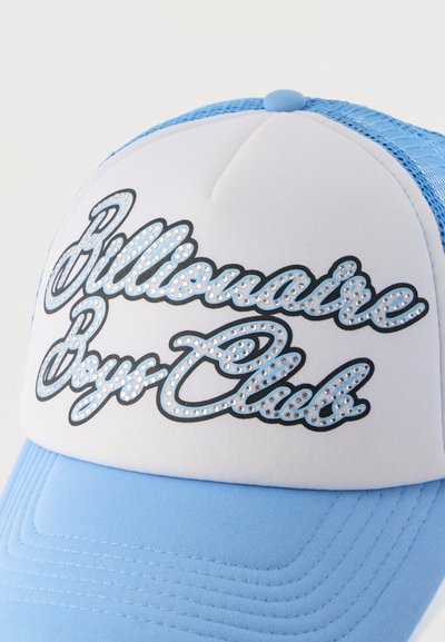 Κάπα λευκού και μπλε χρώματος με διαμπερή πλάτη από δίχτυ, με το κείμενο "Billionaire Boys Club" σε στυλ γραφής, διακοσμημένο με μικρές αντανακλαστικές πέτρες στην μπροστινή πλευρά.