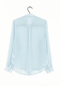 Camicia a maniche lunghe azzurro chiaro con righe bianche verticali. Realizzata in un tessuto dalla texture liscia, con orlo arrotondato e polsini a bottoni.