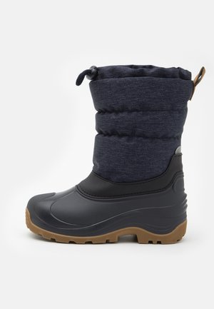 Børns sorte og marineblå isolerede vinterstøvle med brun gummisål, justerbar topmanchet og trækketab bagpå.