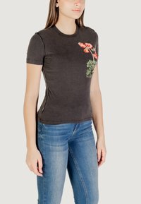 T-shirt corto grigio scuro in cotone, con un design floreale in rosa e verde su un lato, con una vestibilità aderente e scollatura tonda.