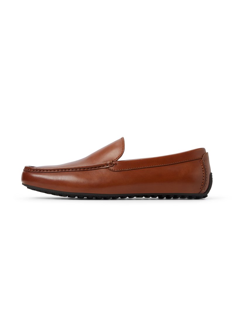 Mocasines de cuero marrón con punta redondeada, textura suave y detalles de costura a lo largo de los lados y la parte delantera. Suela de goma para mayor tracción.