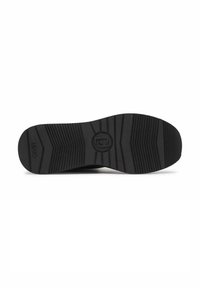 Suola di sneaker nera in gomma con un motivo di battistrada testurizzato, caratterizzato da scanalature e un logo circolare al centro.