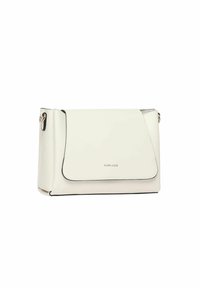 Bolso de cuero blanco con solapa plegable, detalles en negro, herrajes dorados y forma rectangular. Presenta un logo en la parte frontal.