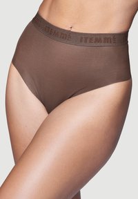 Braune hochgeschnittene Unterwäsche mit glatter Textur und weichem Elastikband, das den Markennamen 'ITEM m6' in einem dezenten Muster zeigt.