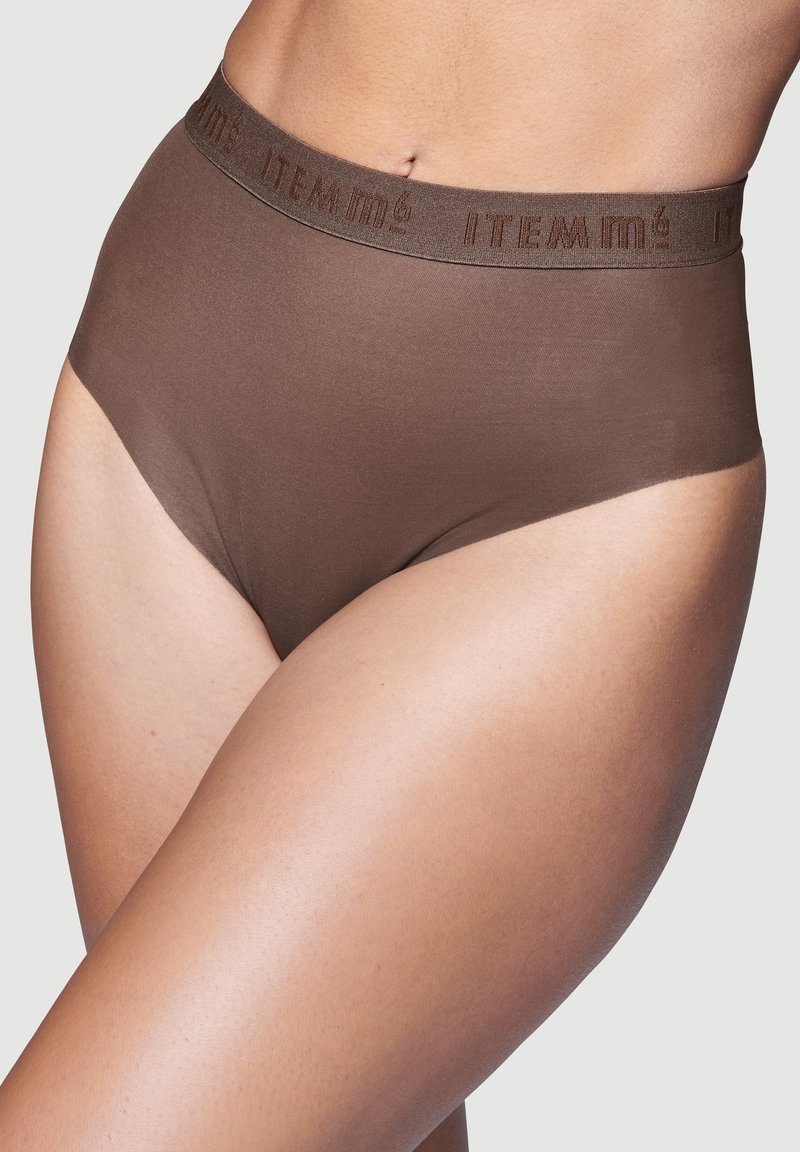 Braune hochgeschnittene Unterwäsche mit glatter Textur und weichem Elastikband, das den Markennamen 'ITEM m6' in einem dezenten Muster zeigt.