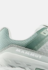 Grå og mintgrøn sportssko med tekstureret stof, gummisål og præget 'MAMMUT' branding på siden. Letvægtsdesign med forstærket hæl.