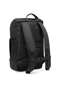 Černý batoh s polstrovanými popruhy, síťovanými detaily, boční kapsou a horním rukojetí. Vyroben z odolné látky se strukturovaným tvarem.
