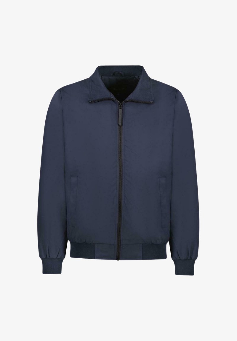 Marineblauwe bomberjack met een rits aan de voorkant, geribbelde manchetten, zijzakken en een staande kraag; zachte textuur en minimalistisch ontwerp.