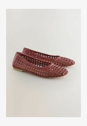 Punased kootud baleriinikotid avatud disainiga, ümmarguse varbaga ja lamedal tallal. Materjal on tekstureeritud ja paindlik, sile konts.