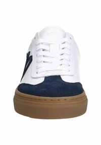 White sneaker with navy suede toe cap and side accents. Features white laces and a tan rubber sole. Minimalist design with logo details.