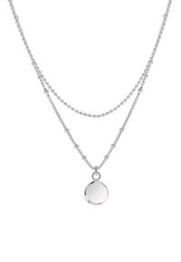 Zilveren gelaagde ketting met twee kettingen, waarvan de ene kleine kraaltjes heeft en de andere een gladde, ronde hanger.