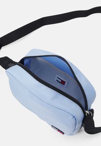 Tommy Jeans DAILY CROSSOVER - Axelremsväska - moderate blue