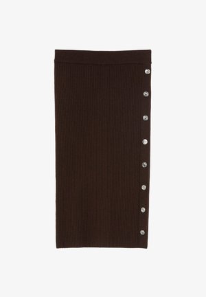 Gonna a coste marrone con silhouette aderente, caratterizzata da un dettaglio con bottone argentato su un lato. Texture liscia e design di lunghezza media.