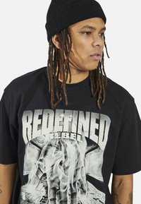 Redefined Rebel KIAN TEE BOXY FIT UNISEX - Camiseta estampada - black