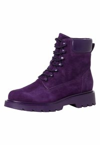 Stivale alla caviglia in suede viola con lacci, suola robusta, tacco rinforzato e dettagli in pizzo tono su tono. Finitura testurizzata per una presa maggiore.