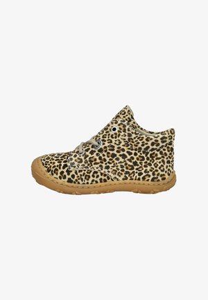 Zapatilla de leopardo con tejido texturizado, fondo beige, manchas negras, cordones gris claro y suela de goma marrón.