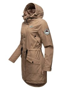 Imperméable marron à capuche pour femme avec boutons sur le devant, taille ajustable, deux poches à rabat et un écusson rond sur la manche gauche.
