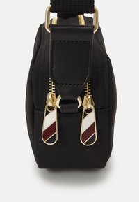 Tommy Hilfiger POPPY CAMERA BAG - Borsa a tracolla - black