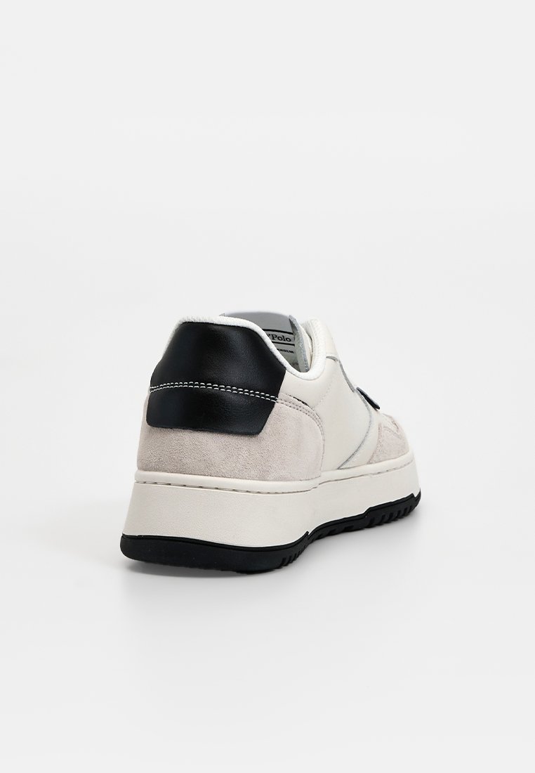 Herren-Sneaker mit einem Obermaterial aus weißem Leder, grauen Wildlederakzenten und einer schwarzen Fersenkappe. Verfügt über eine strukturierten Sohle und kontrastierende Nähte.