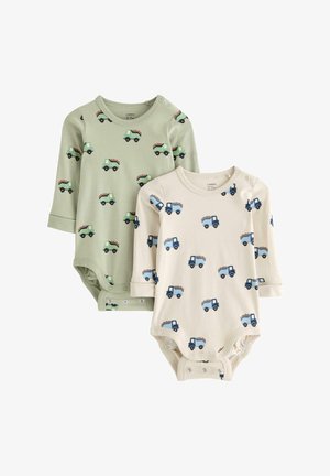 Twee lange mouw baby rompertjes; de ene in het groen met vrachtwagenpatroon, de ander in crème met blauwe vrachtwagens. Beide gemaakt van zachte katoen met drukknoopsluitingen.