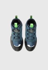 Dunkelblaue Schuhe mit einer strukturierten Oberseite, schwarzer Gummisohle, grünen Akzenten und einem sicheren Verschlusssystem mit einem runden Dial auf der Zunge.