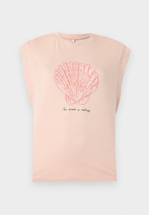 Haut sans manches rose clair avec un grand motif coquillage rose et le texte « The beach is calling » sur le devant.