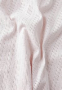 Textilmaterial i en ljusrosa färg med en texturerad, ribbad yta, inklusive små, upprepande diamantformer.