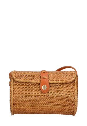 Geweven strohandtas met een rechthoekige vorm, tan leren strap en sluiting. Bevat een gladde textuur en natuurlijke kleur.