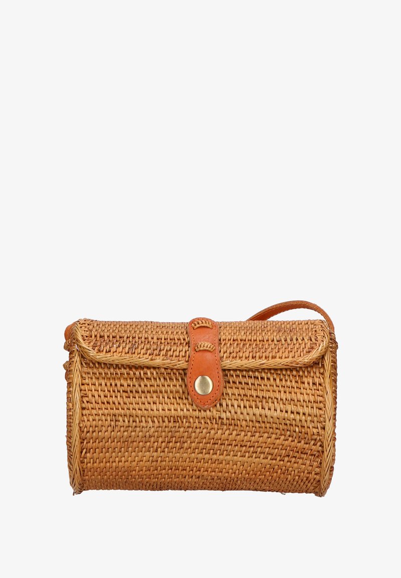 Borsa in paglia intrecciata di forma rettangolare, con tracolla e chiusura in pelle beige. Presenta una texture liscia e un colore naturale.