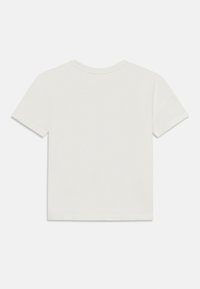 Vit kortärmad t-shirt med rund halsringning och en jämn textur, med en enkel, odekorerad design.